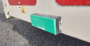 Støddæmper/stødabsorberende bjælke til brug i transportører eller andre maskiner