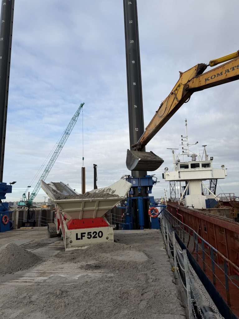 Udlejningstransportør Telestack LF 520 fra ABC Industrigummi. Udlejet til CG Jensen for at hjælpe med arbejdet med Svanemøllens Skybrudstunnel