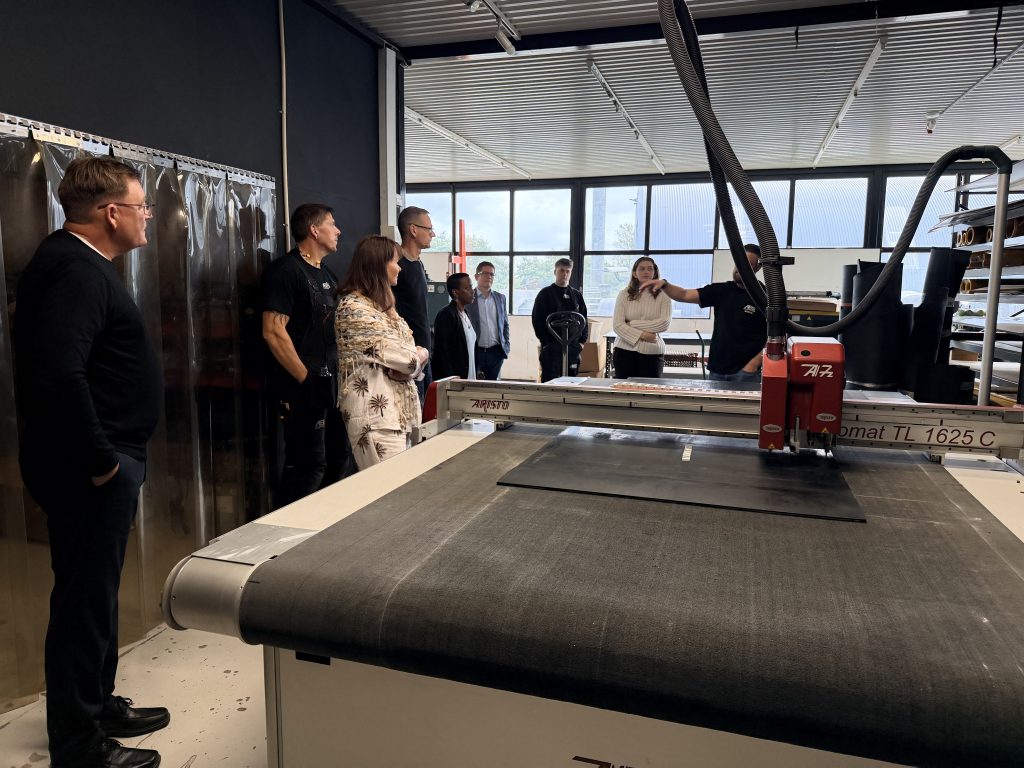 EUC Sjælland, repræsentanter fra Ringsted Byråd og Dagbladet Ringsted på rundvisning hos ABC Industrigummi i Ringsted.